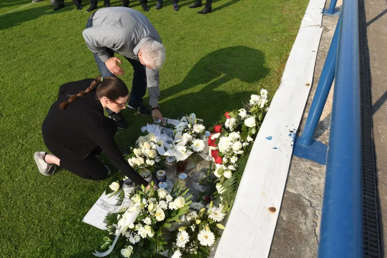 Prijatelji Hrvoja Čustića položili vijence na stadionu Stanovi