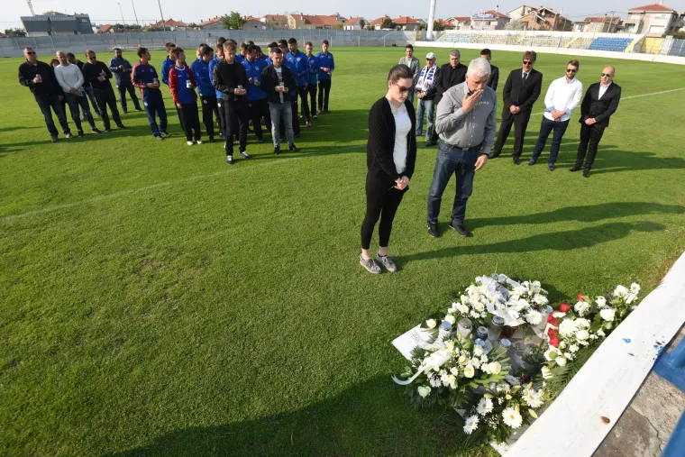 Prijatelji Hrvoja Čustića položili vijence na stadionu Stanovi