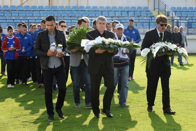 Prijatelji Hrvoja Čustića položili vijence na stadionu Stanovi