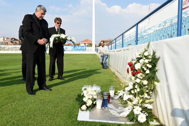 Prijatelji Hrvoja Čustića položili vijence na stadionu Stanovi