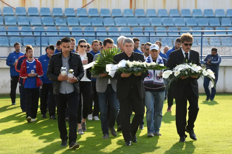 Prijatelji Hrvoja Čustića položili vijence na stadionu Stanovi