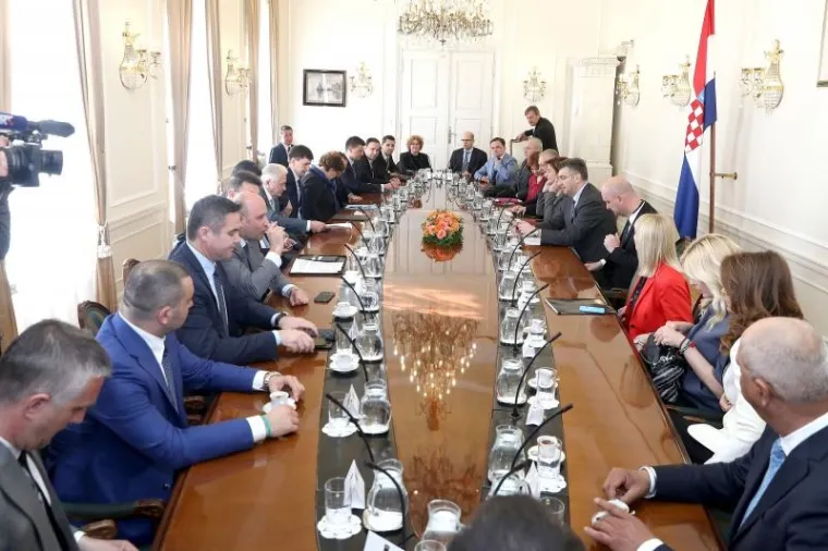 Predstavnici najvećih Agrokorovih dobavljača stigli su na sastanak u Banske dvore s predsjednikom Vlade Andrejem Plenkovićem i ministrima gospodarstva odnosno poljoprivrede.