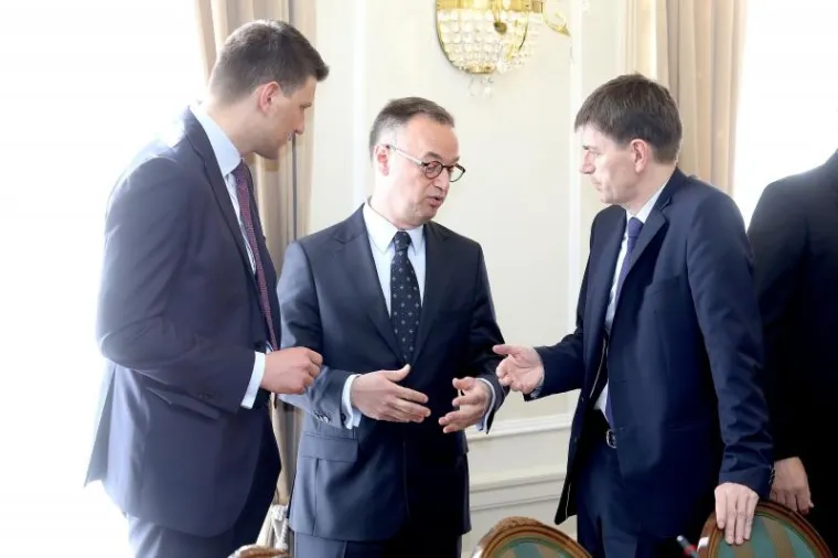 Predstavnici najvećih Agrokorovih dobavljača stigli su na sastanak u Banske dvore s predsjednikom Vlade Andrejem Plenkovićem i ministrima gospodarstva odnosno poljoprivrede.