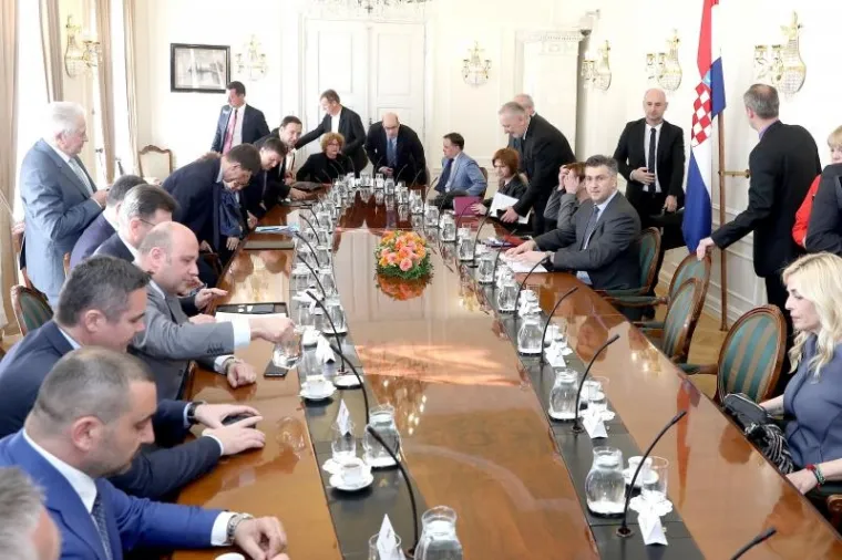 Predstavnici najvećih Agrokorovih dobavljača stigli su na sastanak u Banske dvore s predsjednikom Vlade Andrejem Plenkovićem i ministrima gospodarstva odnosno poljoprivrede.