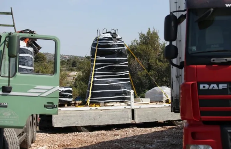 TRI ŠLEPERA DOVEZLA GOSPU: Počela montaža kipa visokog 17 metara