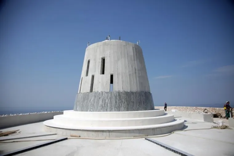 TRI ŠLEPERA DOVEZLA GOSPU: Počela montaža kipa visokog 17 metara