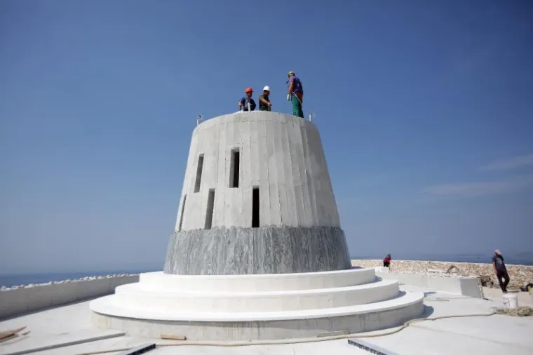 TRI &Scaron;LEPERA DOVEZLA GOSPU: Počela montaža kipa visokog 17 metara