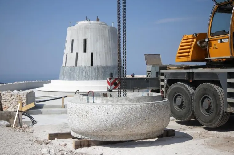 TRI &Scaron;LEPERA DOVEZLA GOSPU: Počela montaža kipa visokog 17 metara