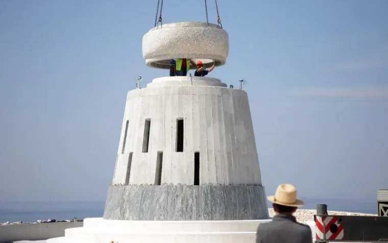 TRI &Scaron;LEPERA DOVEZLA GOSPU: Počela montaža kipa visokog 17 metara