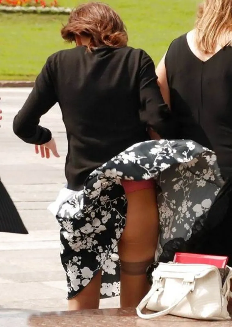 OPREZ! Vjetar vreba djevojke u kratkim suknjama i ne da im mira, pogledajte kako je nepristojan