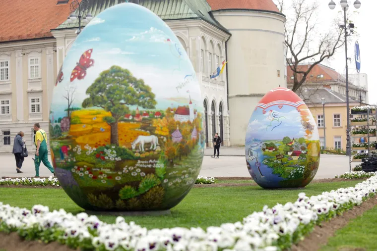 Postavljene tri velike oslikane pisanice