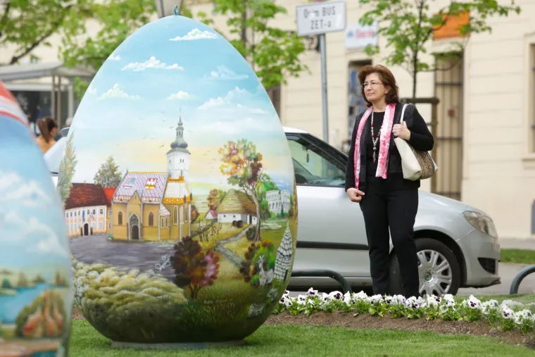 Postavljene tri velike oslikane pisanice