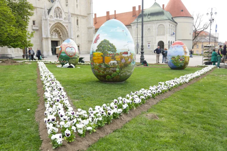 Postavljene tri velike oslikane pisanice