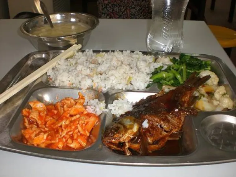 Stranica 'What's For School Lunch' bavi se prikupljanjem fotografija školskih užina sa svih strana svijeta. Ovaj zanimljivi projekt vrlo jasno pokazuje ogromne razlike između načina na koje se djeca hrane, ali otkriva i da neka djeca moraju jesti stvarno odvratne stvari. Počnimo s Kinom.