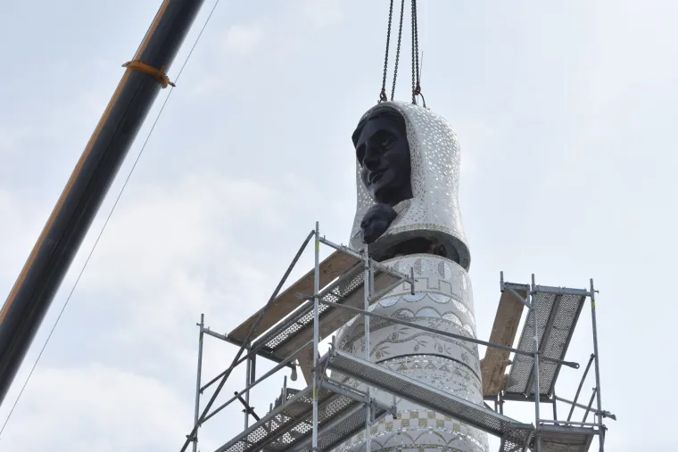 Dizalicom postavljena glava na postolje spomenika Gospi od Loreta