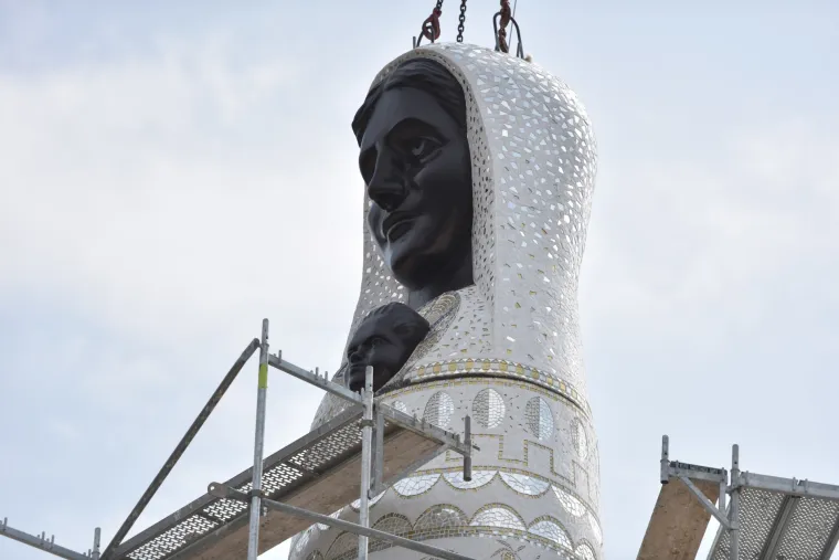 Dizalicom postavljena glava na postolje spomenika Gospi od Loreta