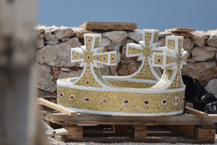 Dizalicom postavljena glava na postolje spomenika Gospi od Loreta