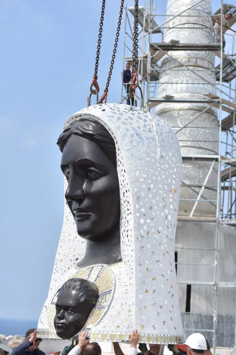 Dizalicom postavljena glava na postolje spomenika Gospi od Loreta