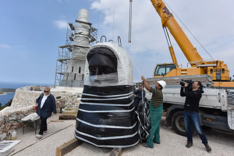 Doneseni i posljedni dijelovi velikoga kipa Gospe od Loreta, glava i kruna