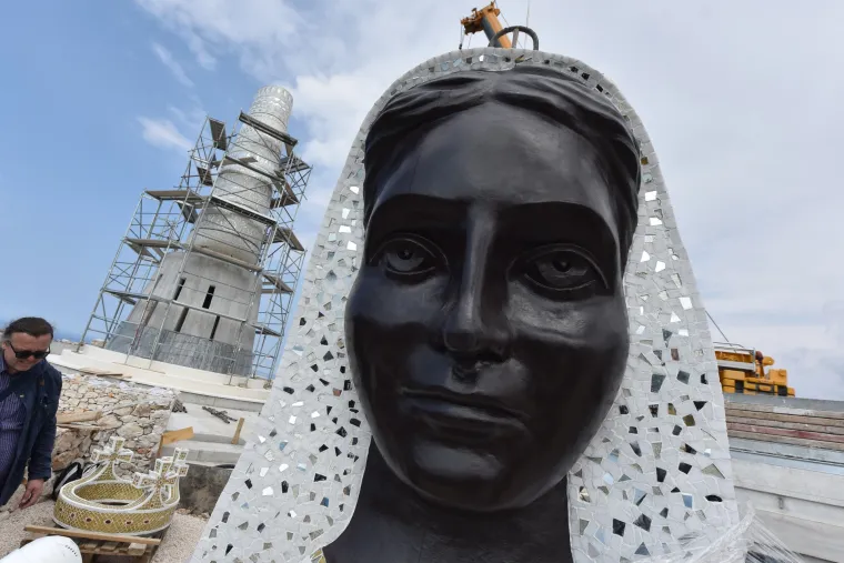 Doneseni i posljedni dijelovi velikoga kipa Gospe od Loreta, glava i kruna