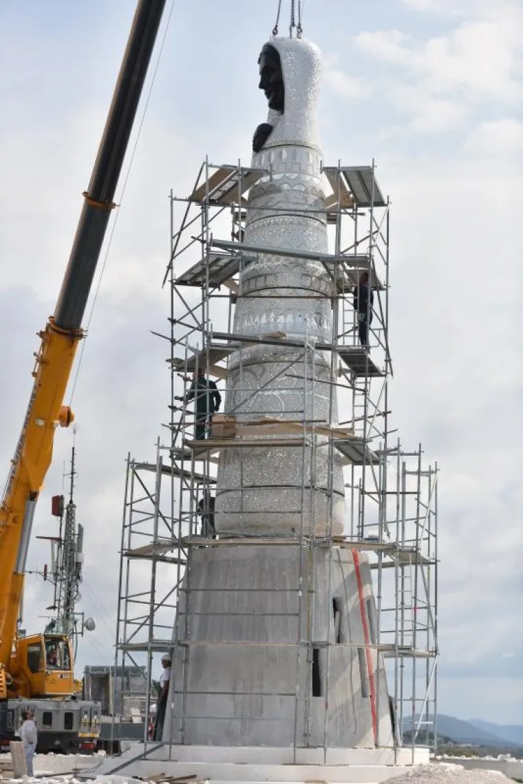 Glava je postavljena dizalicom na postolje monumentalnog spomenika