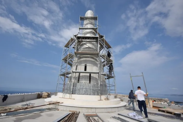 GOSPA OPTOČENA ZLATOM, SREBROM I OBOJENIM STAKLOM: Iznad Primo&scaron;tena zasjao kip, vidi se čak iz Italije