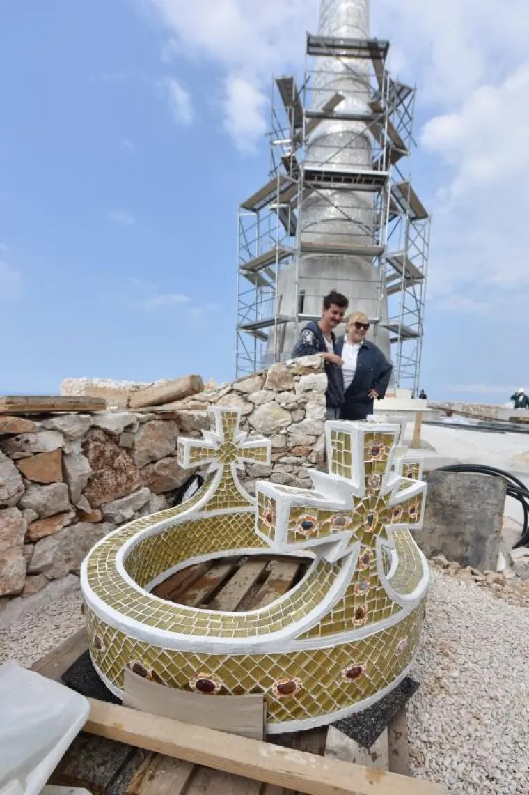 GOSPA OPTOČENA ZLATOM, SREBROM I OBOJENIM STAKLOM: Iznad Primo&scaron;tena zasjao kip, vidi se čak iz Italije