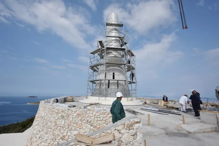 GOSPA OPTOČENA ZLATOM, SREBROM I OBOJENIM STAKLOM: Iznad Primo&scaron;tena zasjao kip, vidi se čak iz Italije