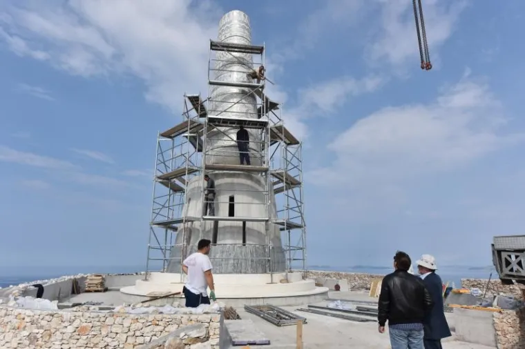 GOSPA OPTOČENA ZLATOM, SREBROM I OBOJENIM STAKLOM: Iznad Primo&scaron;tena zasjao kip, vidi se čak iz Italije