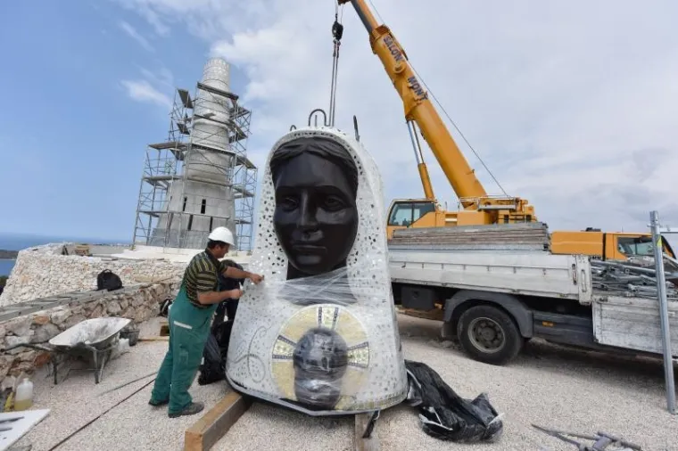 GOSPA OPTOČENA ZLATOM, SREBROM I OBOJENIM STAKLOM: Iznad Primo&scaron;tena zasjao kip, vidi se čak iz Italije