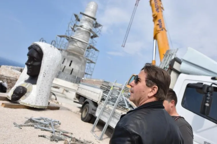 GOSPA OPTOČENA ZLATOM, SREBROM I OBOJENIM STAKLOM: Iznad Primo&scaron;tena zasjao kip, vidi se čak iz Italije