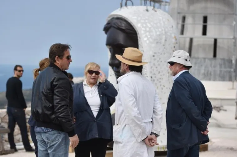 GOSPA OPTOČENA ZLATOM, SREBROM I OBOJENIM STAKLOM: Iznad Primo&scaron;tena zasjao kip, vidi se čak iz Italije