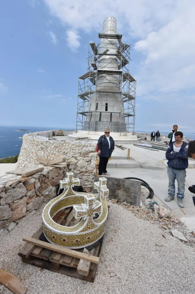 GOSPA OPTOČENA ZLATOM, SREBROM I OBOJENIM STAKLOM: Iznad Primo&scaron;tena zasjao kip, vidi se čak iz Italije