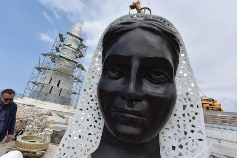 GOSPA OPTOČENA ZLATOM, SREBROM I OBOJENIM STAKLOM: Iznad Primo&scaron;tena zasjao kip, vidi se čak iz Italije