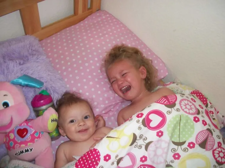 URNEBESNE FOTKE: Uhvatili trenutak kad su shvatili da će dobiti brata ili sestru