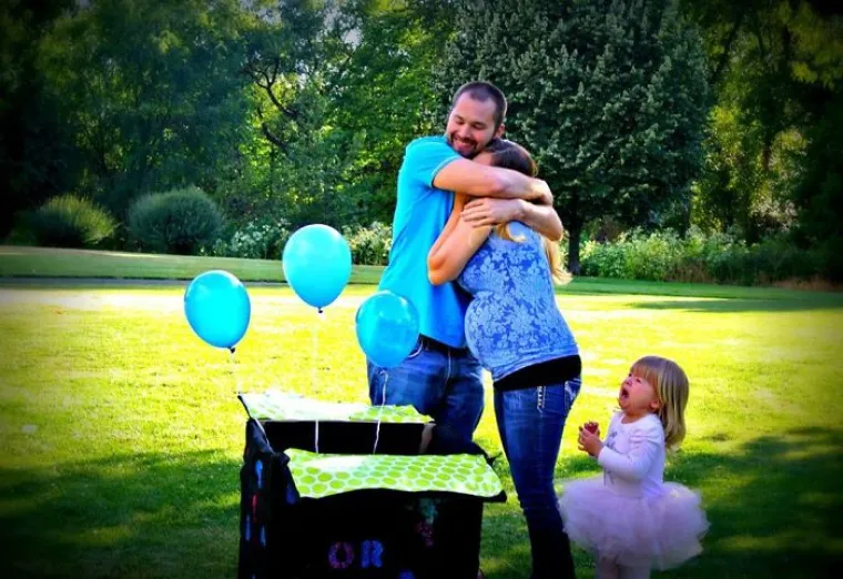 URNEBESNE FOTKE: Uhvatili trenutak kad su shvatili da će dobiti brata ili sestru