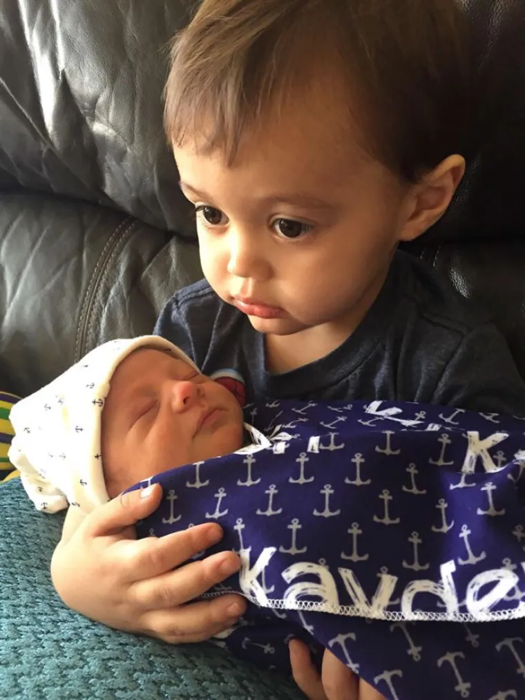 URNEBESNE FOTKE: Uhvatili trenutak kad su shvatili da će dobiti brata ili sestru