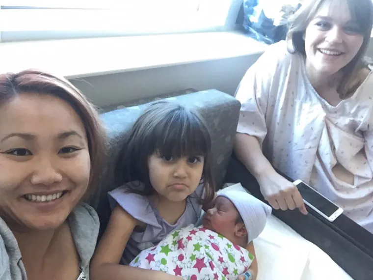 URNEBESNE FOTKE: Uhvatili trenutak kad su shvatili da će dobiti brata ili sestru