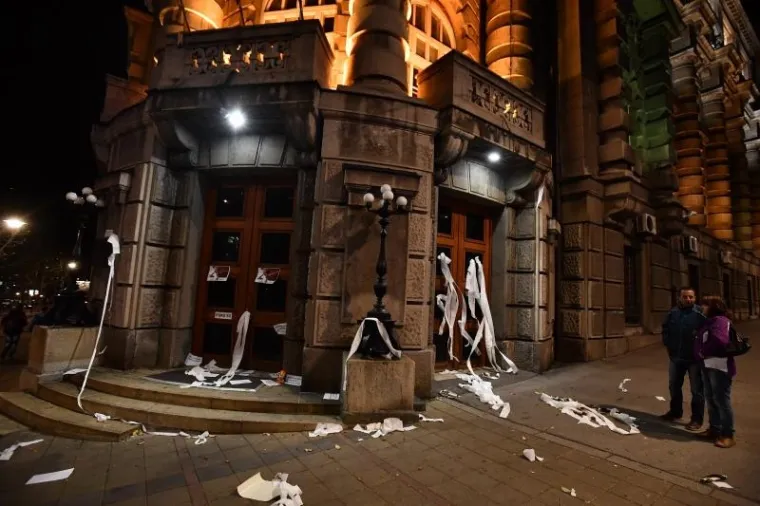 BEOGRAĐANI NE ODUSTAJU: Ljutiti zbog Vučićevog izbora zgradu Vlade Srbije zasuli toalet papirom