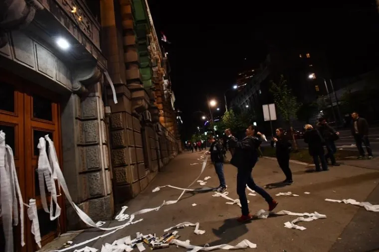 Građani, pretežno mladi, koji su nezadovoljni pobjedom Aleksandra Vučića na predsjedničkim izborima, okupili su se i večeras ispred Skup&scaron;tine Srbije odakle su krenuli u prosvjednu &scaron;etnju centrom Beograda. Zgrada Vlade Srbije gađana je rolama toaletnog papira.