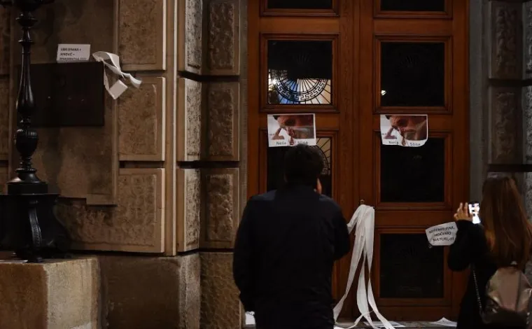 BEOGRAĐANI NE ODUSTAJU: Ljutiti zbog Vučićevog izbora zgradu Vlade Srbije zasuli toalet papirom