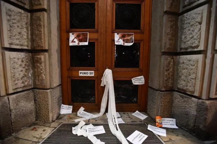 BEOGRAĐANI NE ODUSTAJU: Ljutiti zbog Vučićevog izbora zgradu Vlade Srbije zasuli toalet papirom