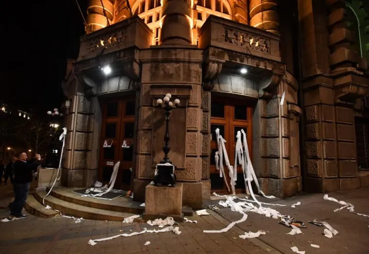 BEOGRAĐANI NE ODUSTAJU: Ljutiti zbog Vučićevog izbora zgradu Vlade Srbije zasuli toalet papirom