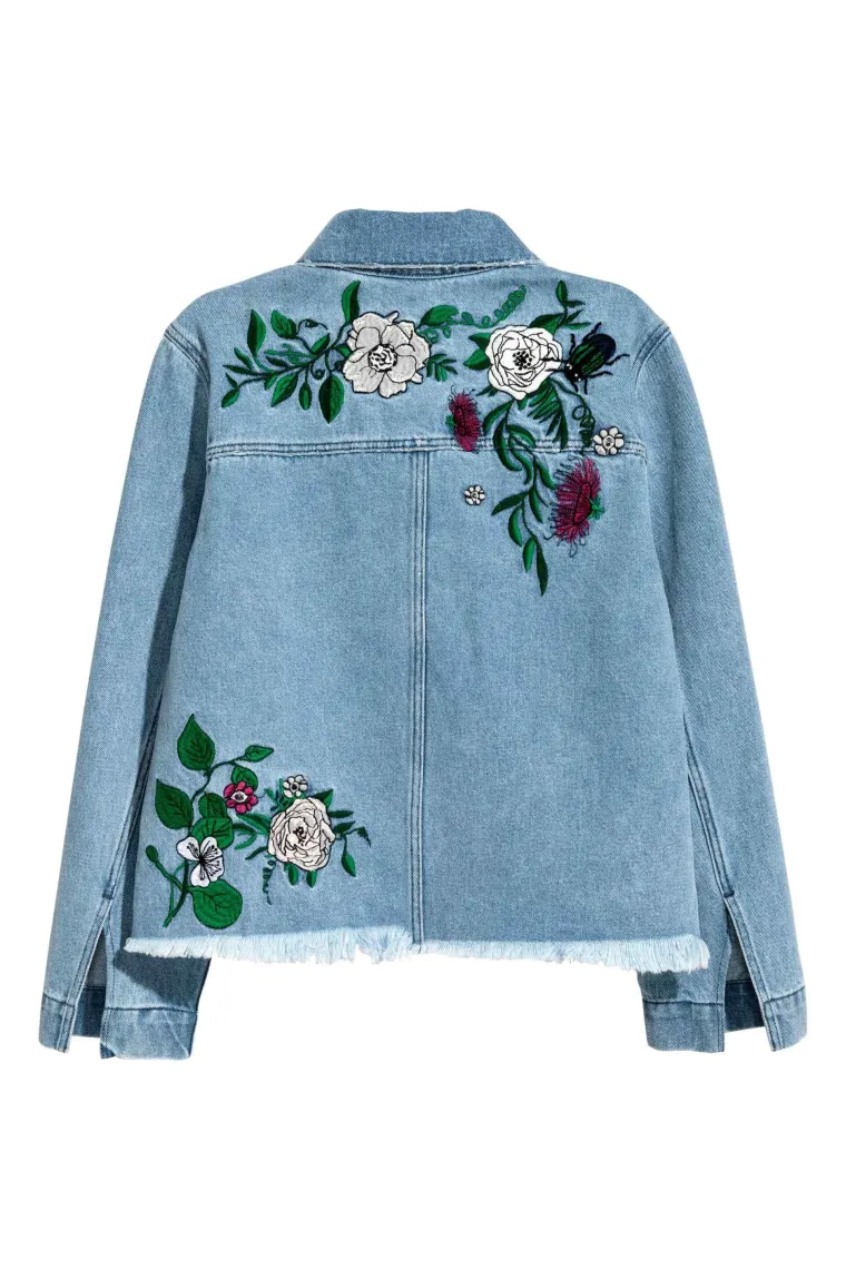 Jako nam se sviđaju traper komadi s izvezenim detaljima. Evo kako nositi ovaj preslatki trend