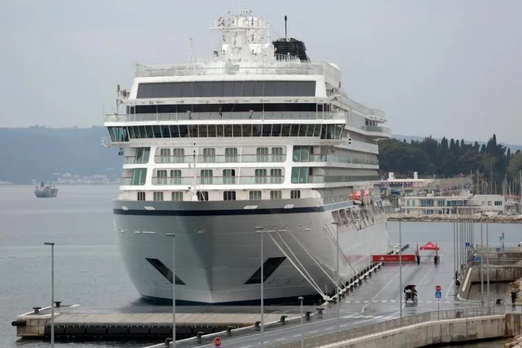 MOĆNI VIKING STIGAO U SPLIT: Kruzer Viking Ocean Cruises prvi je koji je uplovio na novi vanjski gat