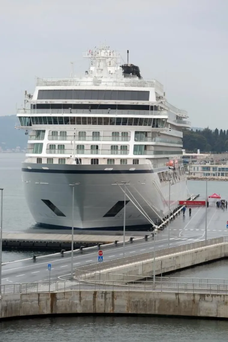 MOĆNI VIKING STIGAO U SPLIT: Kruzer Viking Ocean Cruises prvi je koji je uplovio na novi vanjski gat