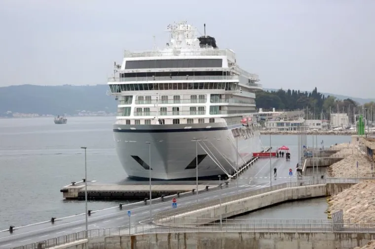 MOĆNI VIKING STIGAO U SPLIT: Kruzer Viking Ocean Cruises prvi je koji je uplovio na novi vanjski gat