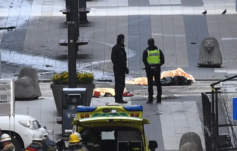 Horor u srcu Stockholma: kamionom se zabio među ljude, raste broj mrtvih