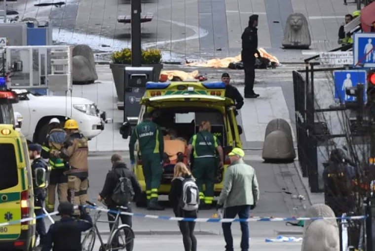 Nepoznata osoba u petak se poslijepodne zabila u gomilu ljudi kod trgovačkog centra u središtu Stockholma u Švedskoj. Najmanje troj eljudi je poginulo, brojni su ozlijeđeni.