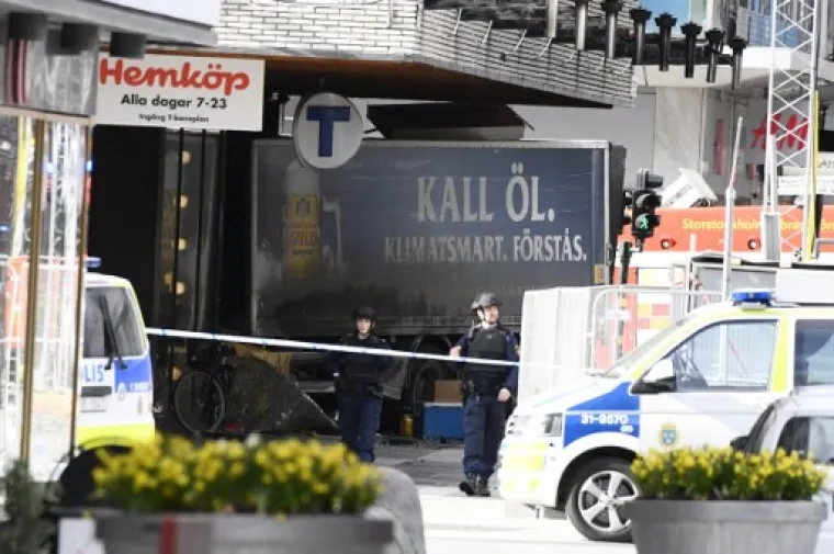 NAPAD U SREDIŠTU STOCKHOLMA: Kamionom se zabio među ljude, najmanje troje mrtvih